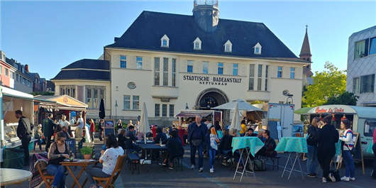 德國克隆的Ehrenfeld的夜間市場，海王星廣場的美食