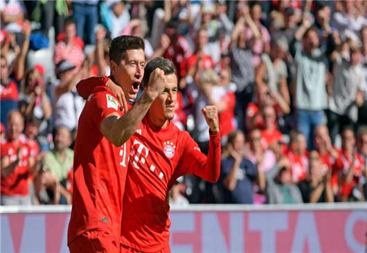 德國(guó)足球之勒萬(wàn)多夫斯基雙冠王和庫(kù)蒂尼奧首演